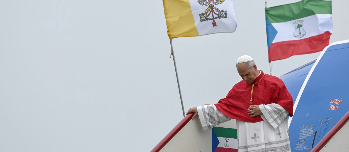 León XIV desembarcando del avión