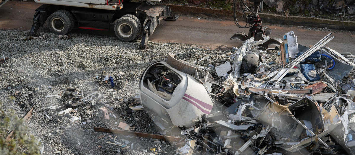 Trabajadores realizan tareas de retirada de los vagores en el punto donde tuvo lugar el accidente de Adamuz (archivo)