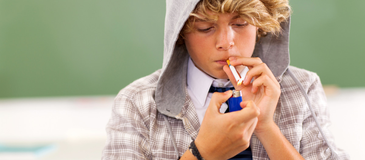 Joven fumando un cigarro