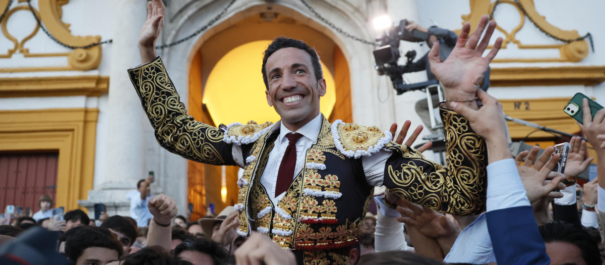 David de Miranda cruza a hombros la Puerta del Príncipe de la Maestranza