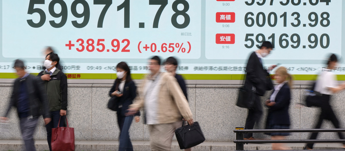 panel electrónico de cotizaciones que muestra el índice Nikkei de la Bolsa de Tokio