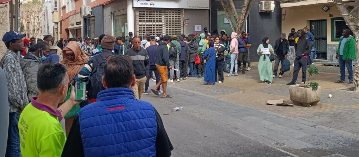 Inmigrantes aguarda la apertura de la sede de Cepaim en Almería para obtener documentación para el proceso de regularización extraordinario.

EUROPA PRESS
23/4/2026