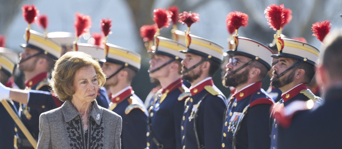 La Reina Sofía pasa revista a las tropas en el acuartelamiento de El Rey en El Pardo