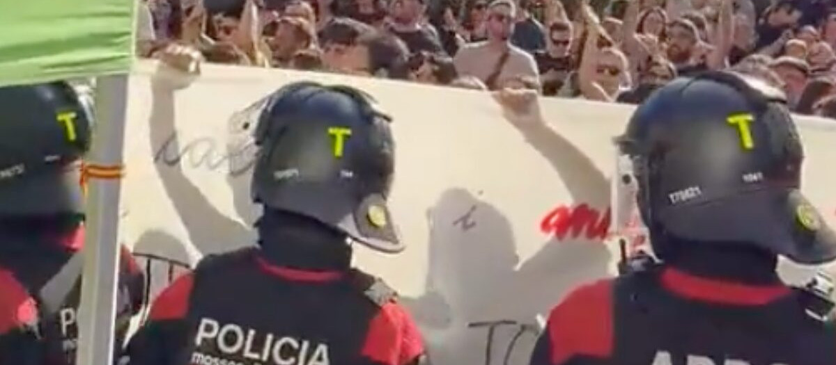 Los Mossos intentan evitar que los radicales se acerquen a la carpa de Vox en Sabadell