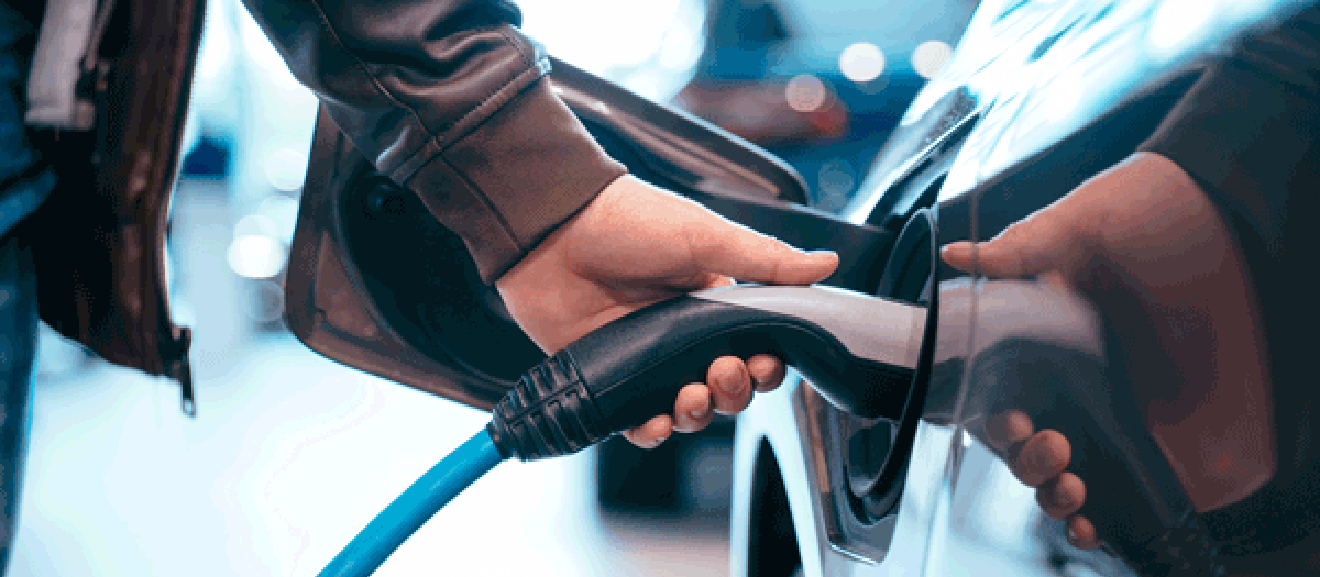 Imagen de un vehículo eléctrico iniciando su carga