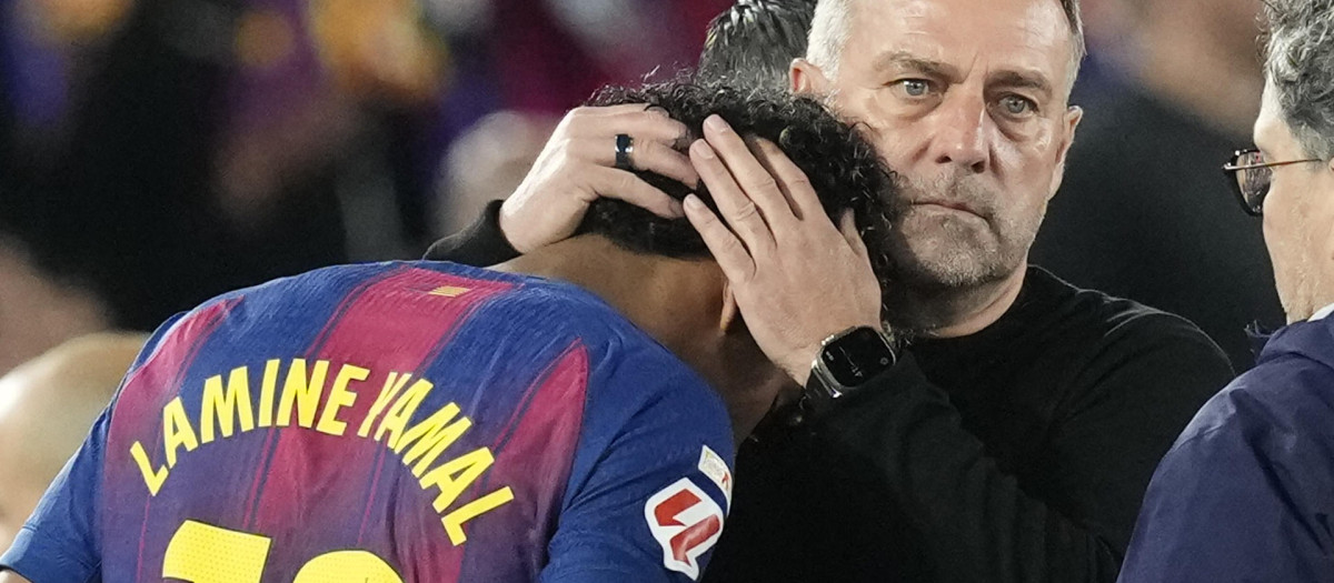 Hansi Flick consuela a Lamine Yamal tras caer lesionado ante el Celta