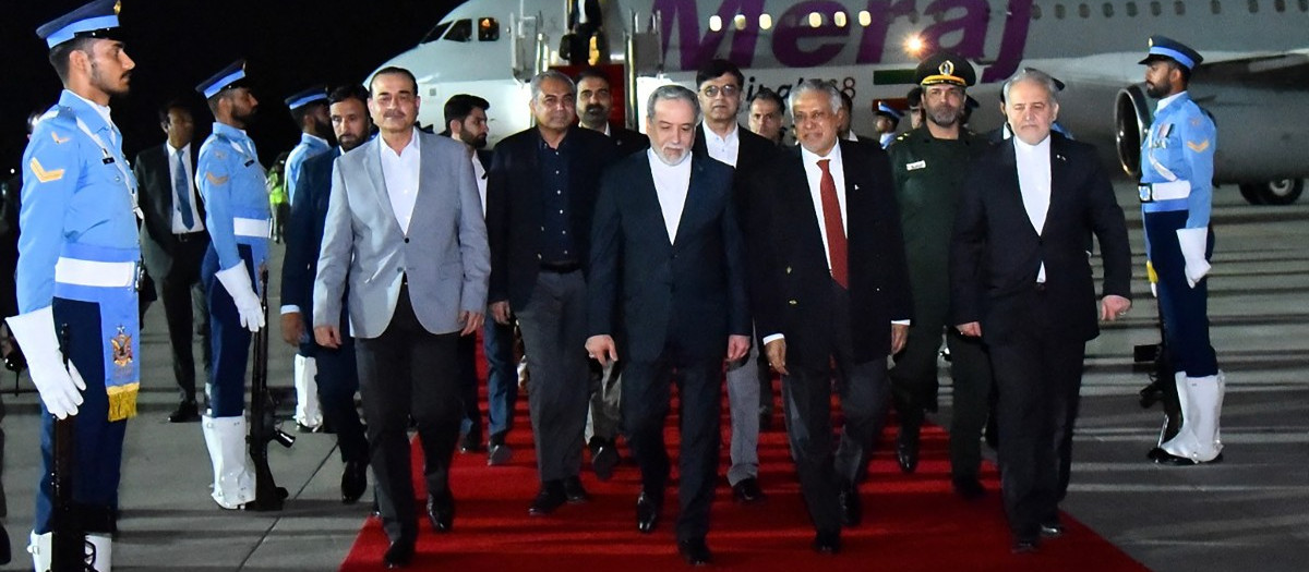Ministro de Asuntos Exteriores de Pakistán, Ishaq Dar (centro-derecha), el Jefe del Ejército, Syed Asim Munir (segundo por la izquierda), caminando con el Ministro de Asuntos Exteriores de Irán, Abbas Araghchi (centro), a su llegada a la base aérea de Nur Khan en Rawalpindi, cerca de Islamabad