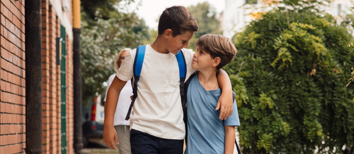 Una pareja de hermanos volviendo de la escuela