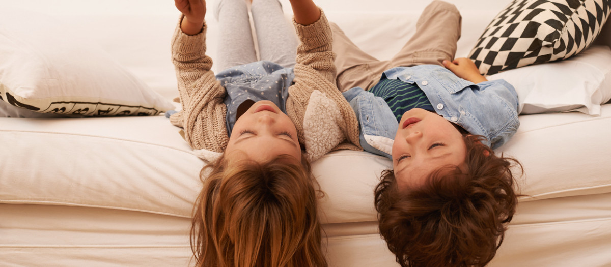 Hermanos leyendo un libro