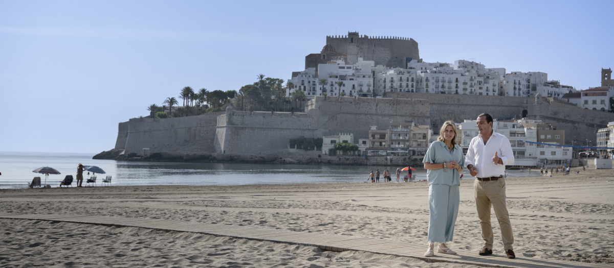 Imagen de la presidenta provincial Marta Barrachina y del vicepresidente Andrés Martínez en Peñíscola.