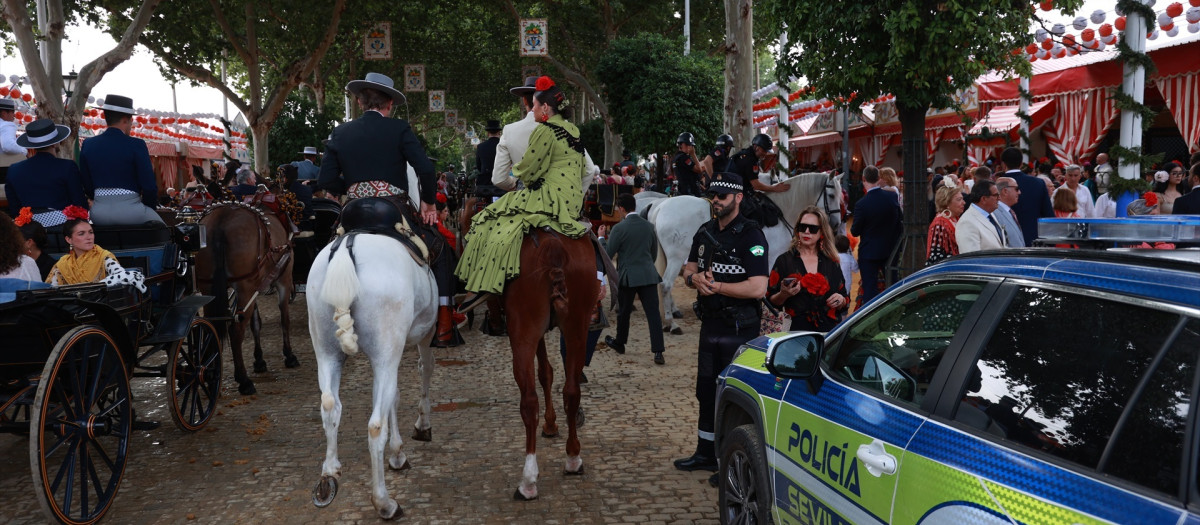 (Foto de ARCHIVO)
Policía Local en el Real de la Feria del primer día oficial de la semana de farolillos. A 21 de abril de 2026 en Sevilla (Andalucía, España). Tras el alumbrado de la pasada medianoche, queda por delante toda una semana en la que el Real se convertirá en foco de atracción para miles de visitantes a esta Feria, Fiesta de Interés Turístico Internacional y uno de los iconos de la ciudad, que vivirá sin descanso hasta la medianoche del domingo, momento en el que los fuegos artificiales pondrán el broche perfecto.

Rocío Ruz / Europa Press
21/4/2026