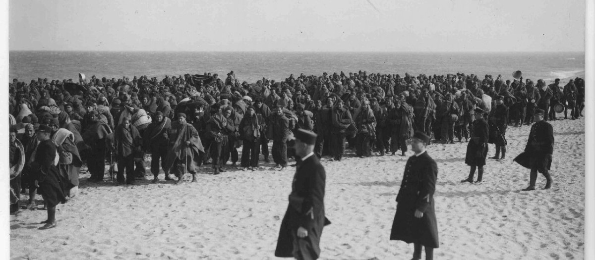 Llegada de refugiados republicanos del campo de Argelès-sur-Mer al campo de Le Barcarès