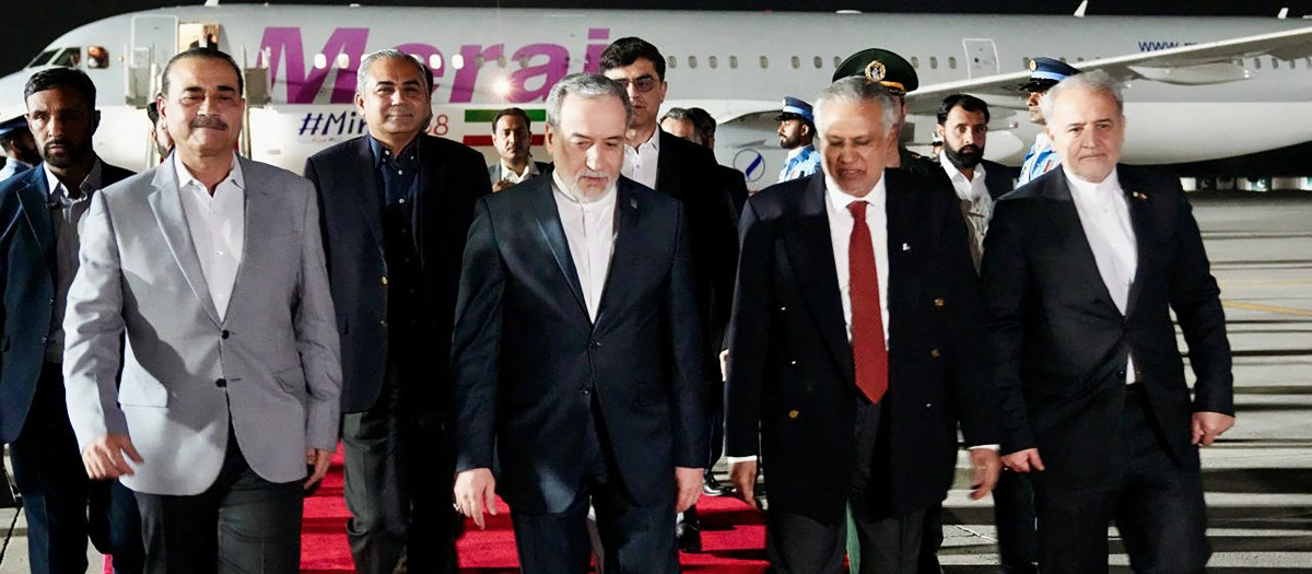 El ministro de Asuntos Exteriores de Pakistán, Ishaq Dar (izquierda), saludando a su homólogo iraní, Abbas Araghchi, a su llegada a Islamabad