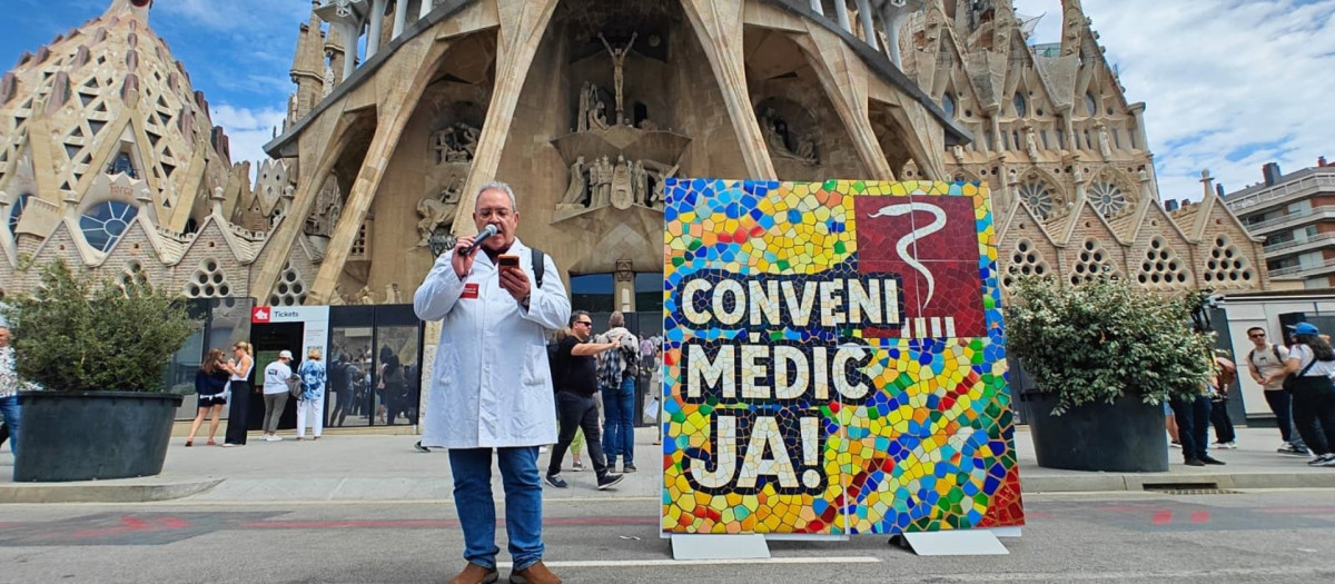 El secretario general de Metges de Catalunya, Xavier Lleonart, frente a la Sagrada Familia