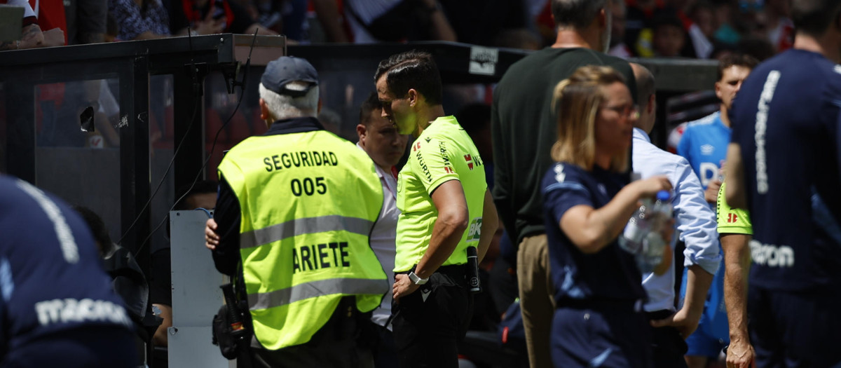 Guzmán Mansilla consulta el VAR durante el partido de LaLiga entre el Rayo Vallecano y la Real Sociedad celebrado en el estadio de Vallecas