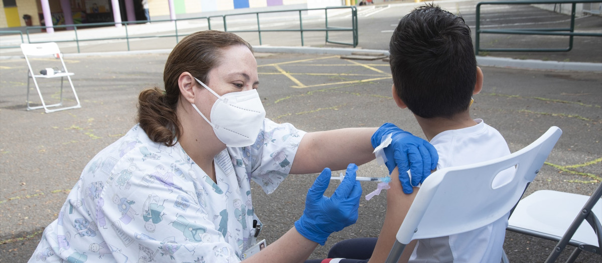 (Foto de ARCHIVO)
Un niño es vacunado en el CEIP Tíncer de Santa Cruz de Tenerife, a 4 de febrero de 2022, en Santa Cruz de Tenerife, Tenerife, Islas Canarias (España). Las consejerías de Sanidad y de Educación, Universidades, Cultura y Deportes del Gobierno de Canarias han colaborado en la vacunación contra la COVID-19 que ha comenzado hoy viernes en diferentes centros educativos de Gran Canaria y Santa Cruz de Tenerife. La administración de dosis de la vacuna ha sido entre el alumnado de 5 a 11 años de edad que aún no se había vacunado. El proceso de inoculación de la vacuna en los centros educativos se ha llevado a cabo en las ‘vacuguaguas’ del Servicio Canario de Salud, unos equipos de vacunación móviles que dan mayor flexibilidad en los desplazamientos de los equipos sanitarios.

Europa Press / Europa Press
04 FEBRERO 2022;VACUNACION;PEDIATRICA;VACUNAS;COLEGIOS;NIÑOS;DOSIS
04/2/2022