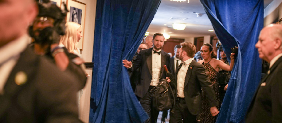 El vicepresidente estadounidense, J.D. Vance, mientras era evacuado del hotel Washington Hilton