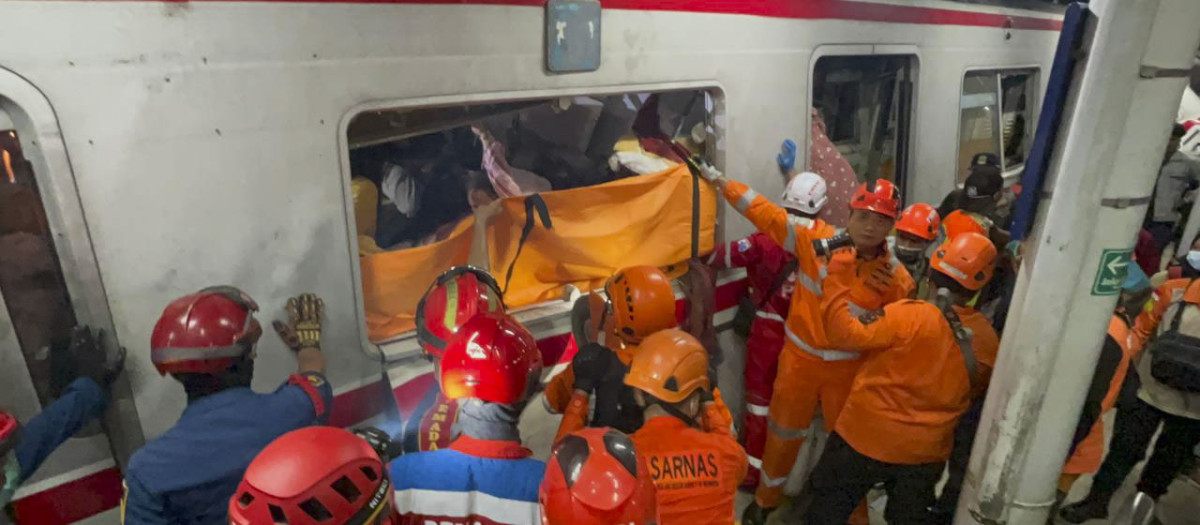 BANGKOK (TAILANDIA), 27/04/2026.- Cuatro personas han fallecido y unas cuarenta han resultado heridas y trasladadas a hospitales tras el choque de dos trenes a las afueras de Yakarta, la capital indonesia, según informaron este lunes las autoridades locales y la compañía ferroviaria nacional. Los trenes afectados son un convoy de cercanías que procedía de Yakarta y otro de larga distancia, que colisionaron la noche del lunes en la estación de East Bekasi, a unos veinte kilómetros de Yakarta, por causas aún desconocidas, según autoridades y medios locales. EFE/ Basarnas SOLO USO EDITORIAL SOLO DISPONIBLE PARA ILUSTRAR LA NOTICIA QUE ACOMPAÑA (CRÉDITO OBLIGATORIO)