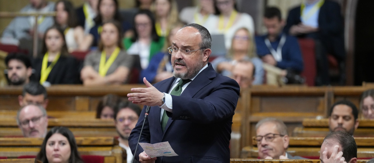 El líder del PP catalán, Alejandro Fernández, este miércoles en el pleno del Parlament
