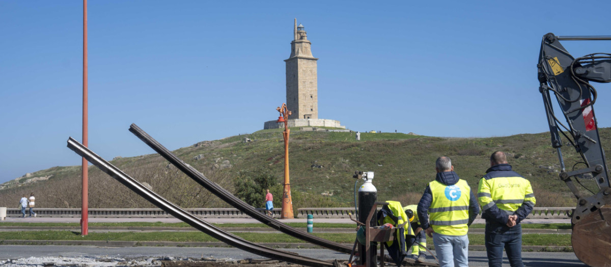 Retirada de las vías del tranvía en la zona de la Torre de Hércules, en La Coruña