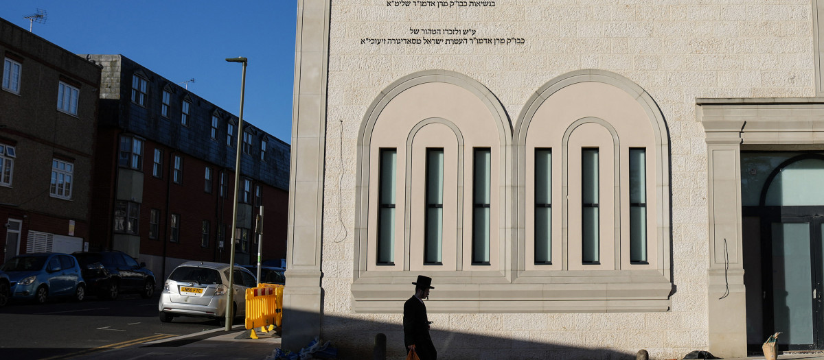 Un miembro de la comunidad local pasa junto a una sinagoga en el barrio de Golders Green, al norte de Londres