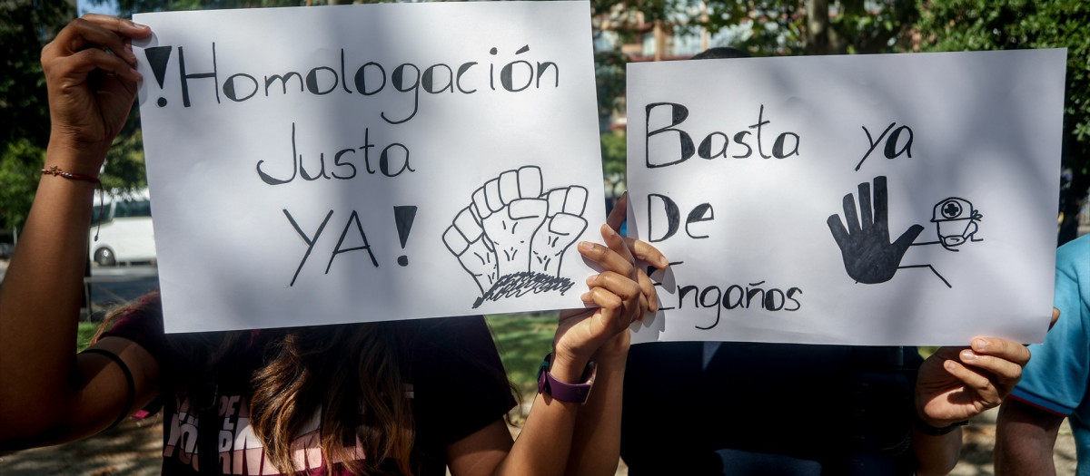 Un grupo de personas con pancartas durante una manifestación por el reconocimiento de las titulaciones médicas extranjeras