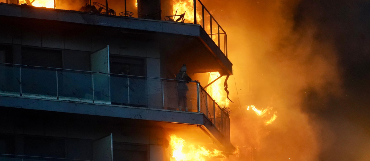 Imagen del incendio del barrio de Campanar de Valencia