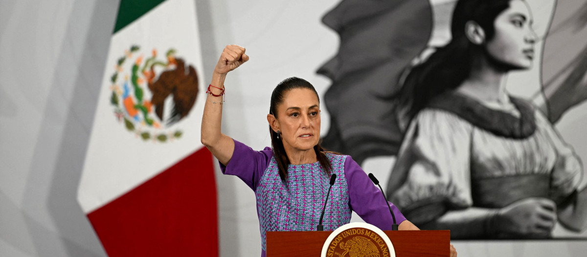 La presidenta de México, Claudia Sheinbaum, gesticula mientras habla durante su conferencia de prensa diaria en el Palacio Nacional de la Ciudad de Méxic