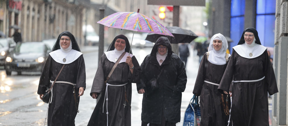 Las exmonjas de Belorado camino del Juzgado de Instrucción 5 de Bilbao para declarar en el procedimiento judicial abierto por un supuesto caso de trato degradante a las cinco religiosas de avanzada edad con las que convivieron en el monasterio de Orduña (Bizkaia) hasta el pasado mes de diciembre