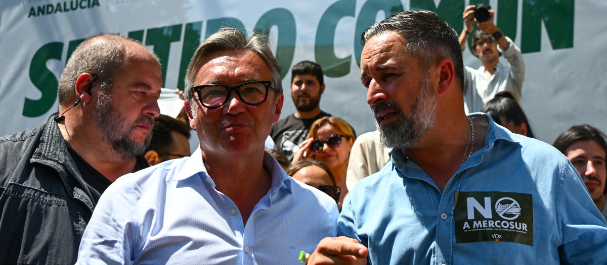 El presidente de Vox, Santiago Abascal, junto al candidato de Vox a la Presidencia de la Junta, Manuel Gavira
