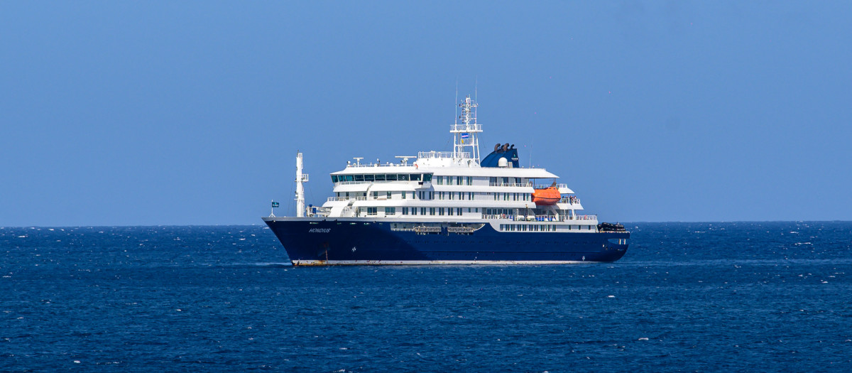 Vista general del crucero MV Hondius anclado frente al puerto de Praia, la capital de Cabo Verde