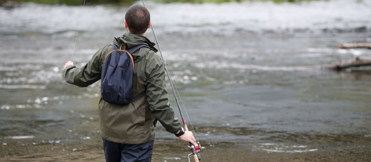 Un hombre durante el comienzo de la campaña de pesca de salmón, en el río Eo