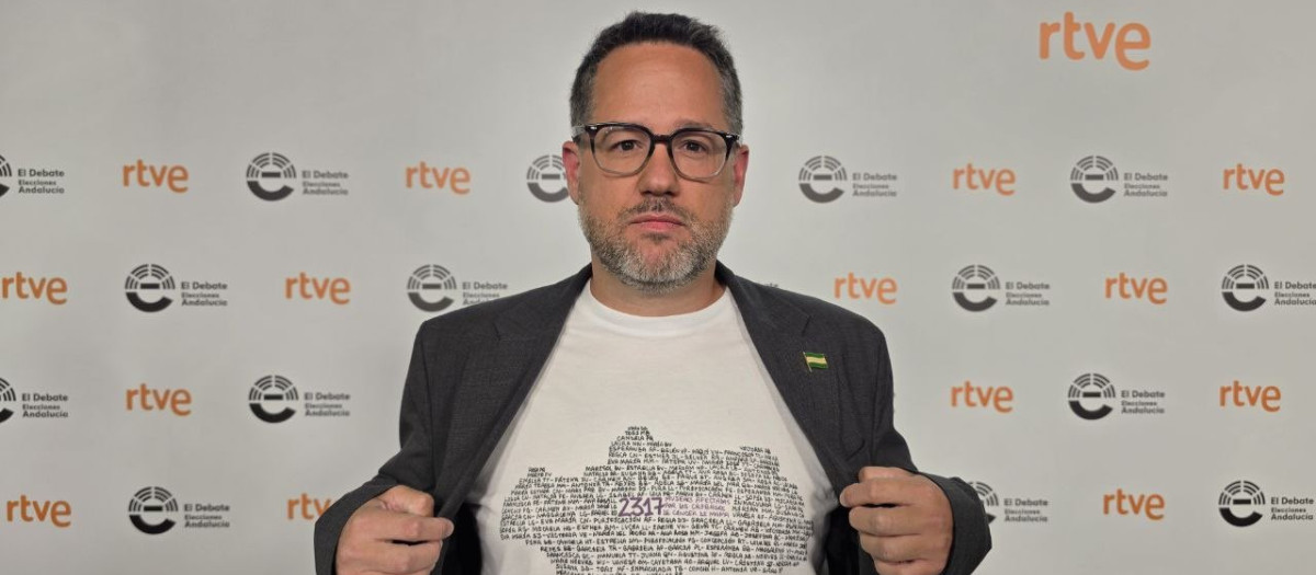 José Ignacio García ha llegado al debate con una camiseta blanca "con los nombres de las 2.317 mujeres afectadas por los cribados de cáncer de mama haciendo un mapa de Andalucía"