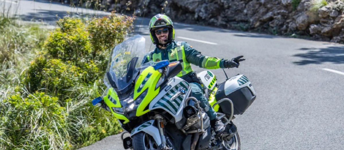 Imagen de un Guardia Civil realizando el saludo