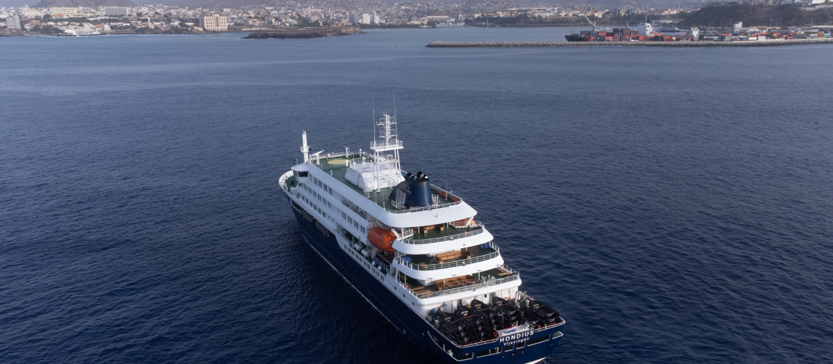 Esta fotografía aérea muestra una vista general del crucero MV Hondius anclado frente al puerto de Praia, la capital de Cabo Verde