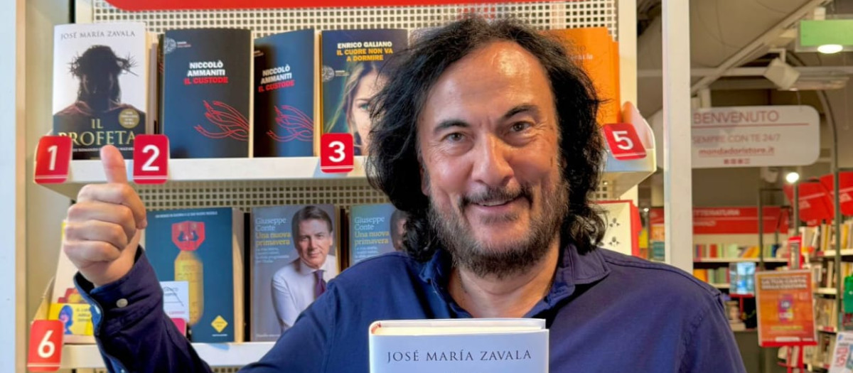 José María Zavala, en una librería con su libro 'El Profeta'