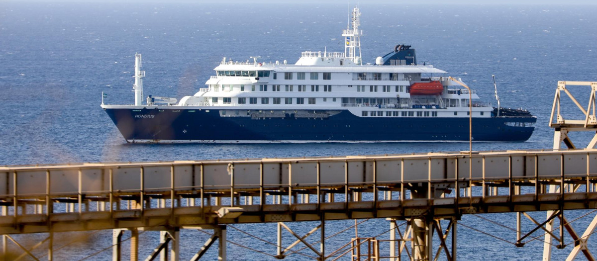 El crucero holandés MV Hondius se encuentra anclado frente a la costa de la ciudad de Praia, en la isla de Santiago, Cabo Verde