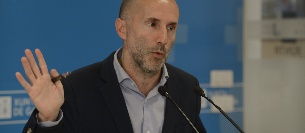 El alcalde de la ciudad, Gonzalo Pérez Jácome, ofrece una rueda de prensa tras reunirse con el presidente de la Xunta de Galicia, en la Delegación de la Xunta, a 4 de octubre de 2023, en Ourense, Galicia (España). El alcalde de Ourense, ha solicitado al presidente de la Xunta la petición de que la Administración autonómica asuma la apertura de los centros educativos de la ciudad fuera del horario escolar, para que los niños empleen las instalaciones para actividades