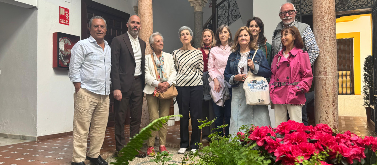 Dibujantes, en el patio del Archivo Histórico Provincial de Córdoba