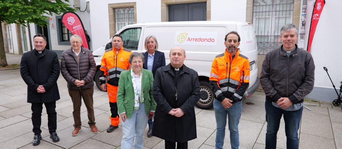 El arzobispo de Santiago Francisco José Prieto y la directora de Cáritas, Pilar Farjas, con el equipo directivo de Arredonda