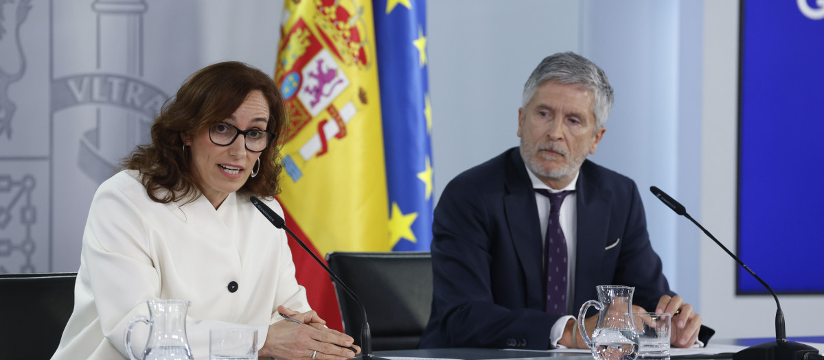 El ministro del Interior, Fernando Grande-Marlaska (d) y la ministra de Sanidad, Mónica García (i) durante la rueda de prensa tras el Consejo de Ministros celebrado esta miércoles en La Moncloa, Madrid