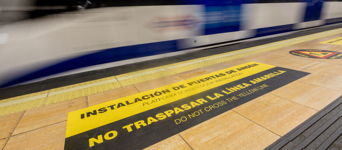 Pegatinas de instalación de puertas de Andén, en la línea 6 del metro de Madrid, en la estación de Legazpi