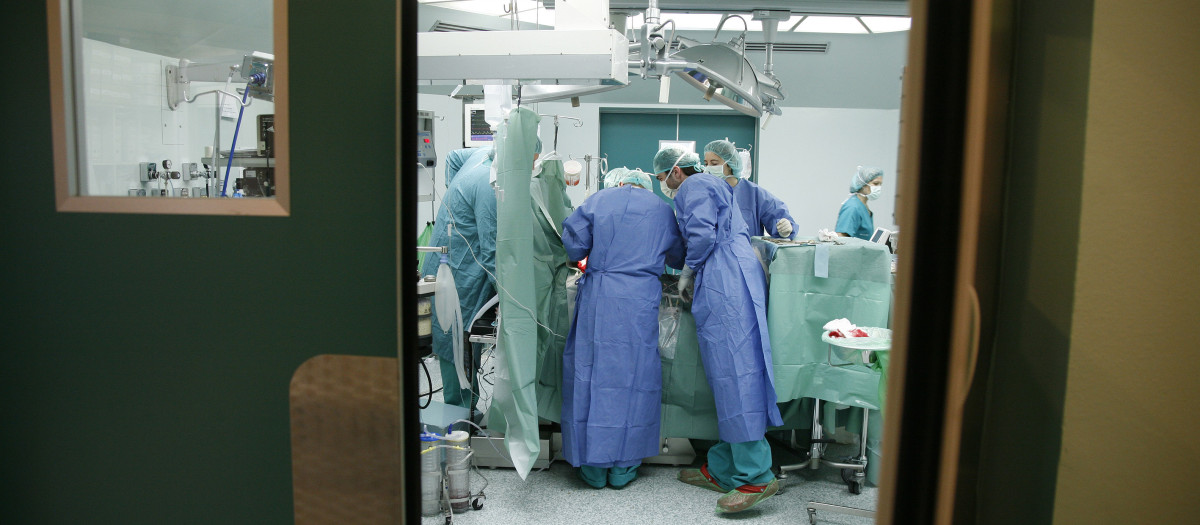 Cirujanos en el quirófano del hospital de Valladolid