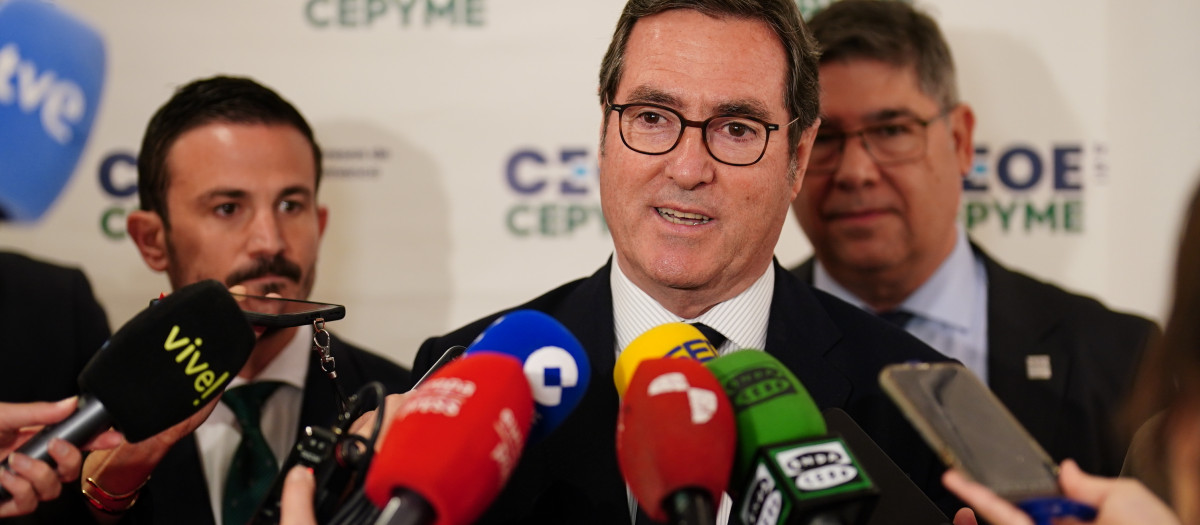 El presidente de CEOE, Antonio Garamendi, atiende a los medios durante el acto institucional 'Por la Unión Empresarial de Salamanca'