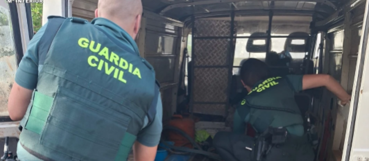 Los agentes inspeccionan la carga de la furgoneta