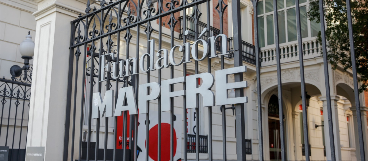 Puerta de la Sala Fundación Mapfre en el Paseo de Recoletos, en Madrid