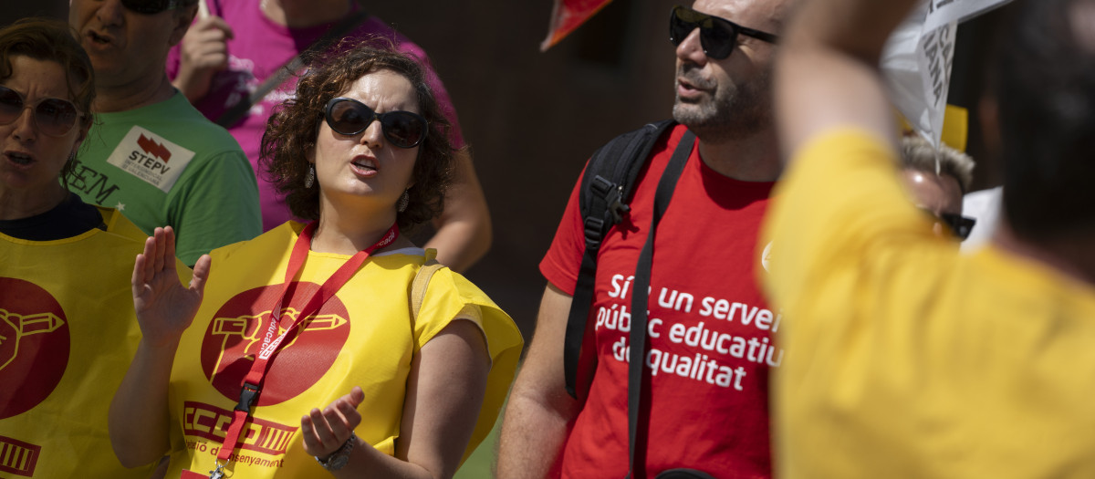 Imagen de varias personas protestando en la puerta de la Conselleria de Educación de la Generalitat Valenciana.