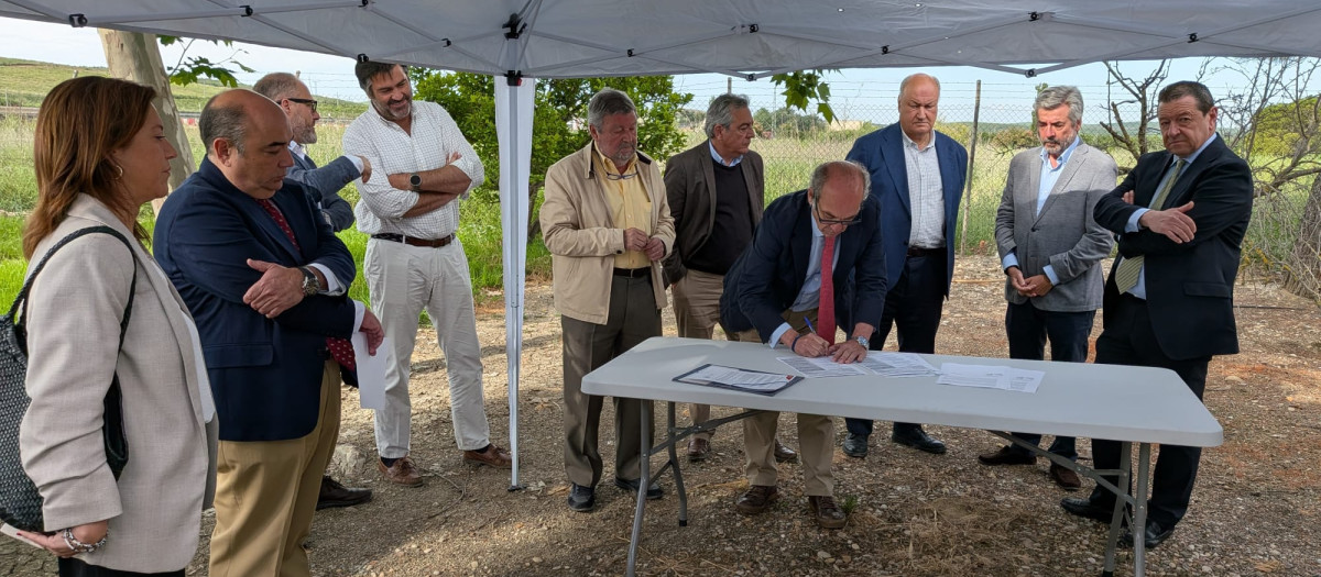 Firma del acta de replanteo para la urbanización del Parque Logístico 'Gran Capitán'