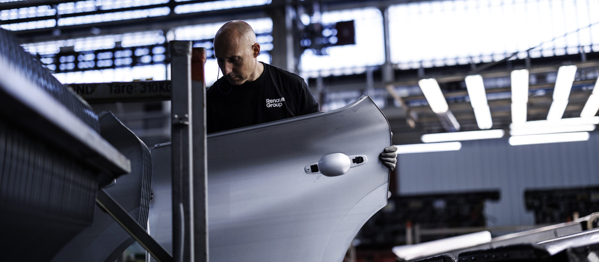Un empleado de Renault, en la factoría de Valladolid