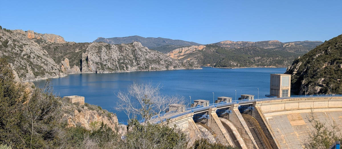Embalse de Santa Ana, ubicado en las provincias españolas de Huesca y Lérida
